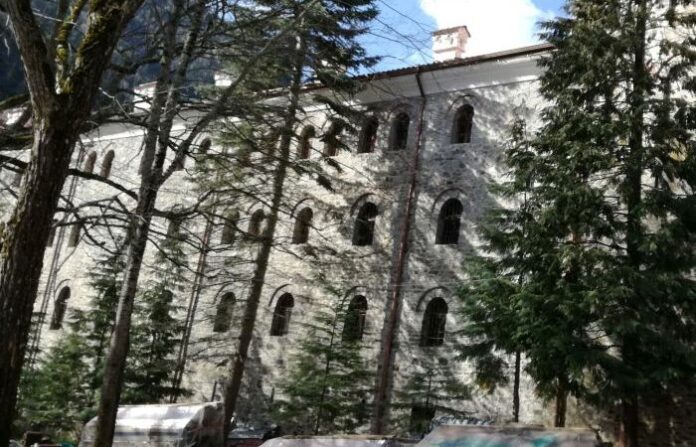 Ремонтират покрива на цялото ново крило на Рилския манастир