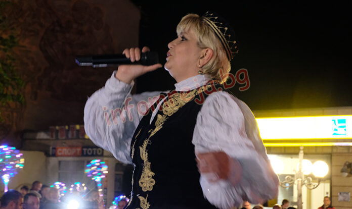 Николина Чакърдъкова стана баба, кръстиха внучката Николина