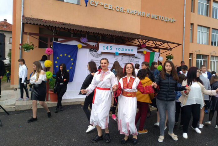 145 г. СУ-Сатовча! Учители и ученици си размениха музикални поздрави "Учителски валс“ и „Учителко, целувам ти ръка”