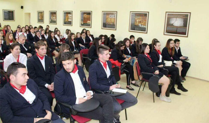 ПМГ "Яне Сандански" - Гоце Делчев, отбелязва тържествено патронния си празник