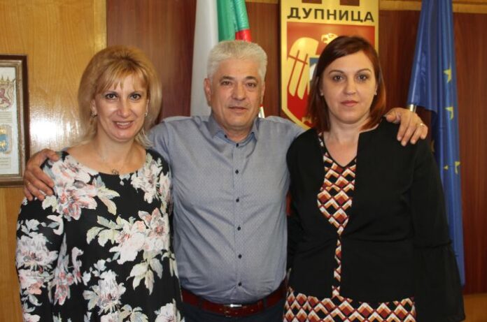 Абитуриенти от гимназия "Христо Ботев" с финансово подпомагане от Община Дупница