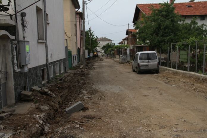 Започна полагането на нов асфалт по улиците "Велико Търново", "Ропотамо" и "Средец" в Дупница