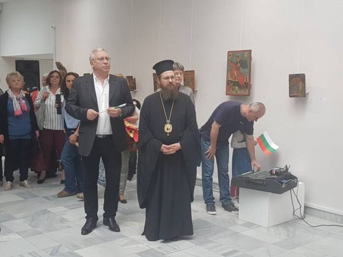 Румен Манов показа колекция от икони и редки царски ордени