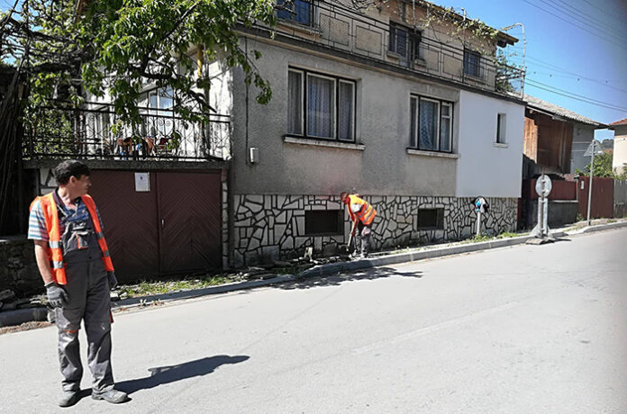 Започна изграждането на тротоарите по двете основни улици в Белица