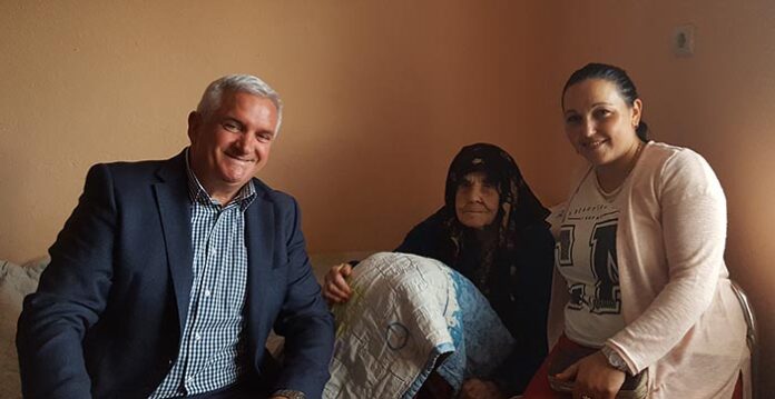 Баба Адиле от Годешево стана на 100 години, Арбен Мименов и Евелина Чолакова я зарадваха с подаръци