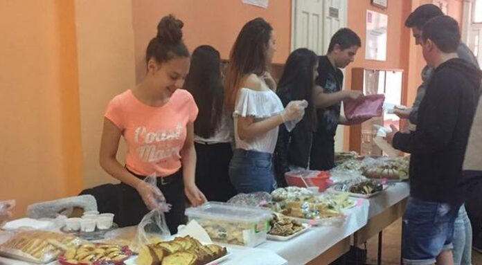 Гимназисти набират средства за участие в театрален фестивал чрез благотворителен базар
