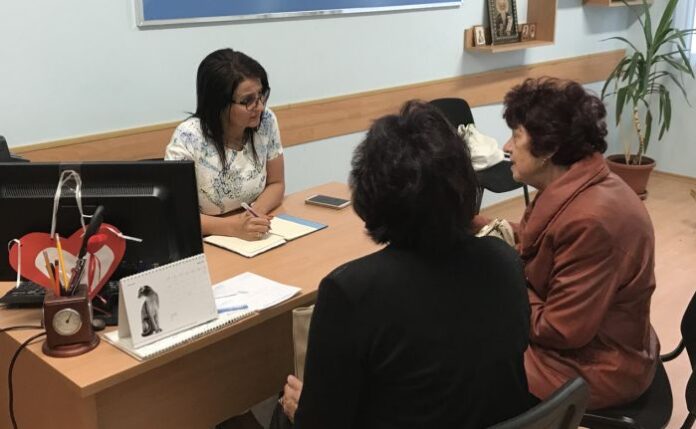 Народният представител от ГЕРБ Радослава Чеканска проведе приемен ден с жители на Дупница и региона
