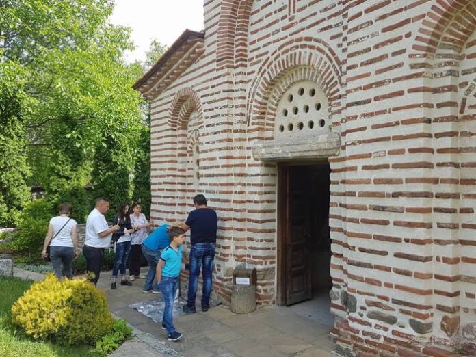Миряни се стекоха в най-старата запазена средновековна църква в Кюстендил - "Св. Георги"