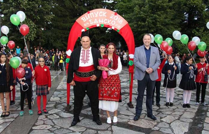 12 арки в чест на абитуриентите от Банско