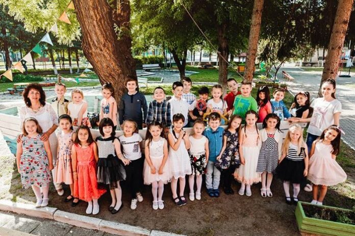27 деца от подготвителна група "Кокиче" на ДГ "Слънце" - Кюстендил, си взеха довиждане с любимото детско заведение