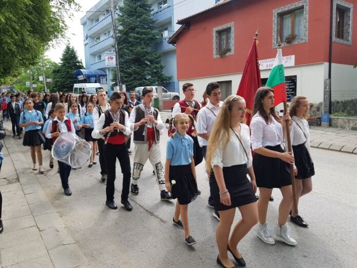 С празнично шествие и концерт отбелязаха 24. май в Сапарева баня