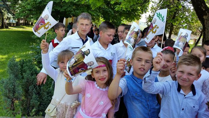 Децата от Корница разтърсиха селото с тържественото отбелязване на 24. май (СНИМКИ)