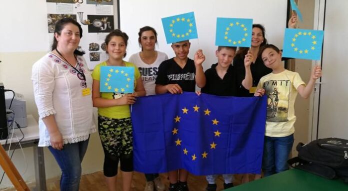 Дупнишки ученици изработваха Европейското знаме в Деня на Европа