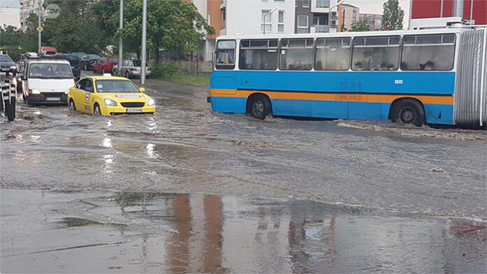 След потопа в столицата - над 900 сигнала за наводнени сгради, над 2000 домакинства без ток