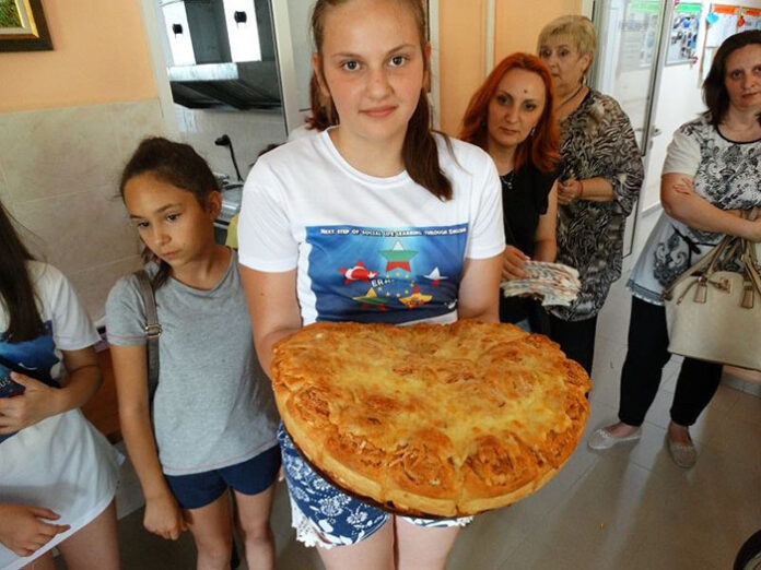 За края на учебната година деца от Първо ОУ почерпиха с огромна погача възрастните хора от Дома в Гоце Делчев