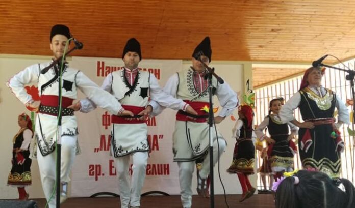 Самодейци от Жабокрът с отличия от фолклорния фестивал "Лазарица" в Елин Пелин
