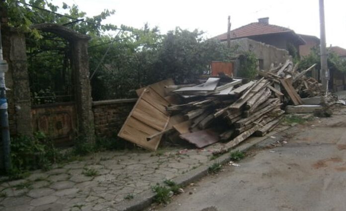 Проверките на служителите от "Контролното звено" към Община Дупница продължават