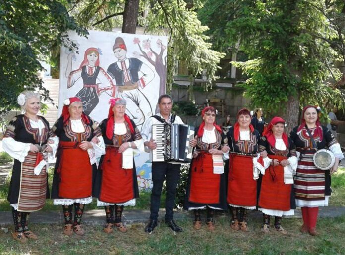 ЖФГ "Тавала" при читалището в Таваличево с призово място от "Шопска песен"