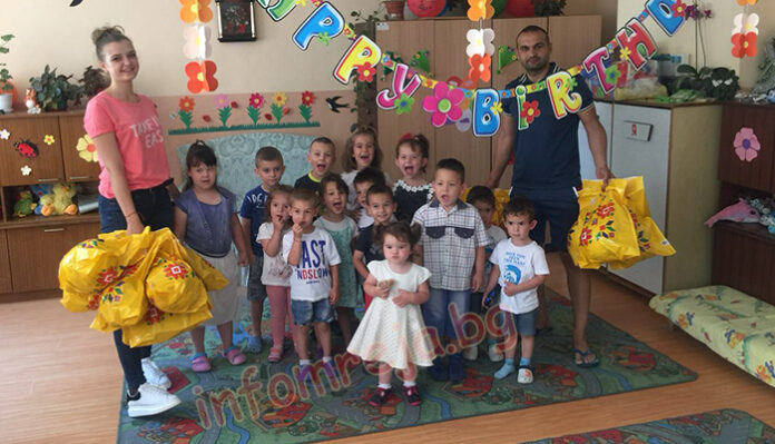 Футболистите от Долна Градешница раздадоха подаръци на децата от селото