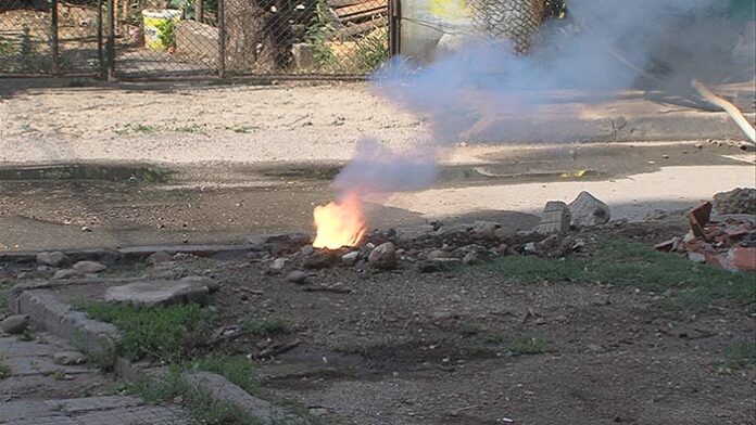 Кабели пламнаха на ул. "Марица" в Благоевград, снощи е изгоряла и кола