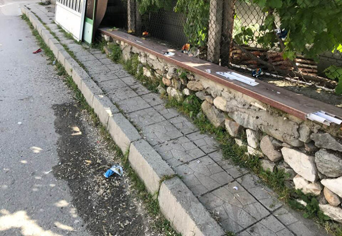 Кметството в Лъжница "се бори" с купищата семки и други боклуци