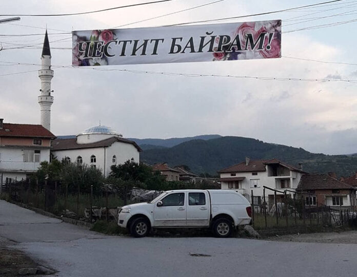 Празнични украси красят празнуващите Байрам населени места в Гоцеделчевско