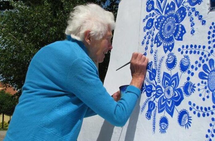 90-годишна баба рисува цветя върху къщите в селото си