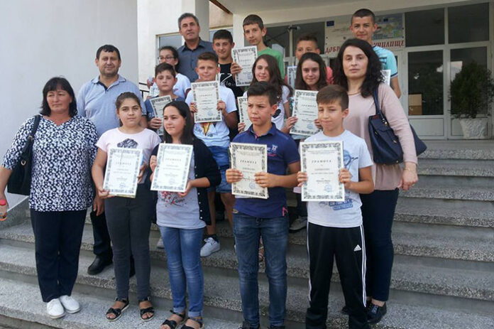 Гвардия от отличници награди директорът на училището в Дебрен