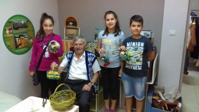 Деца изработваха кошници в кюстендилския музей