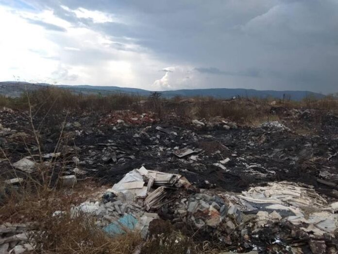 Продължават усилията за локализиране и ликвидиране на пожара в сметището на Бараково