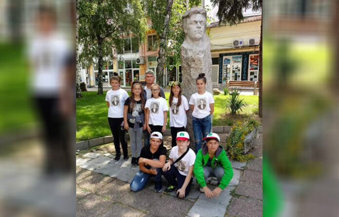 Млади възрожденци от училище „Даскал Димитри” изплетоха планински венец за Левски