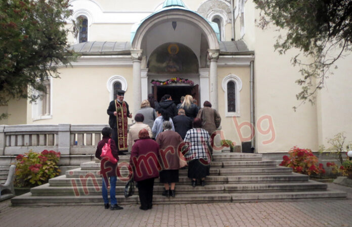 Основен ремонт се извършва на подовата настилка в кюстендилския храм "Св. Мина"