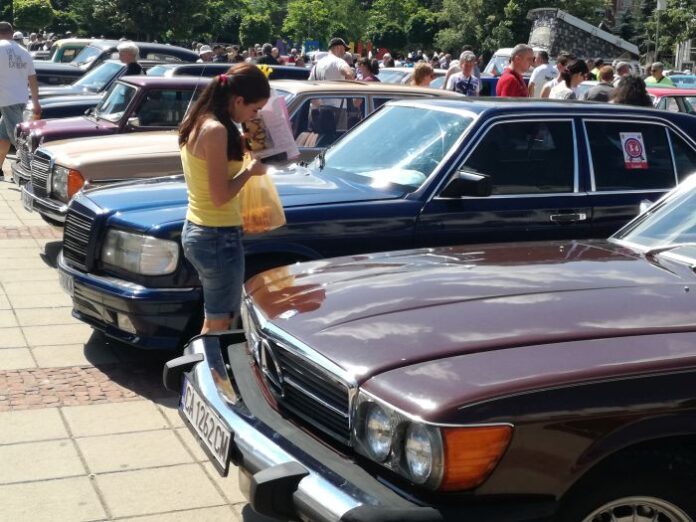 Автомобили от ерата на социализма се самоналожиха като акцент на ретропарада в Дупница