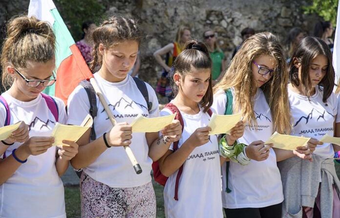 Деца изрекоха клетвата на Апостола пред паметника му в с. Коларово
