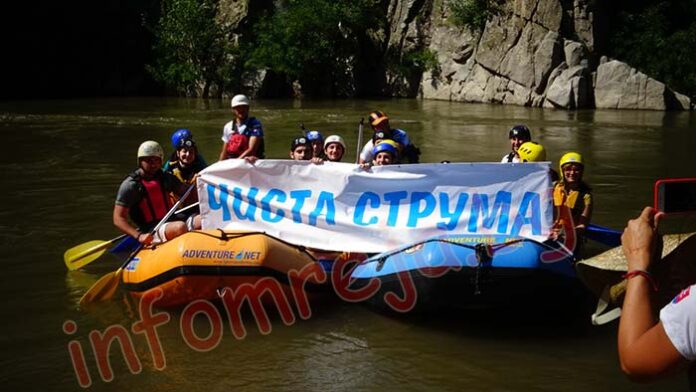 Доброволци с лодки почистват Струма (СНИМКИ)