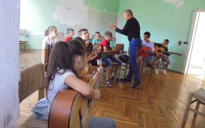15 деца са проявили интерес към рок-училището за китаристи към ОДК