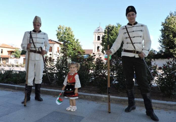 2-годишната Лиана Колева участва за втора година в инициативата „Цвете за Апостола”