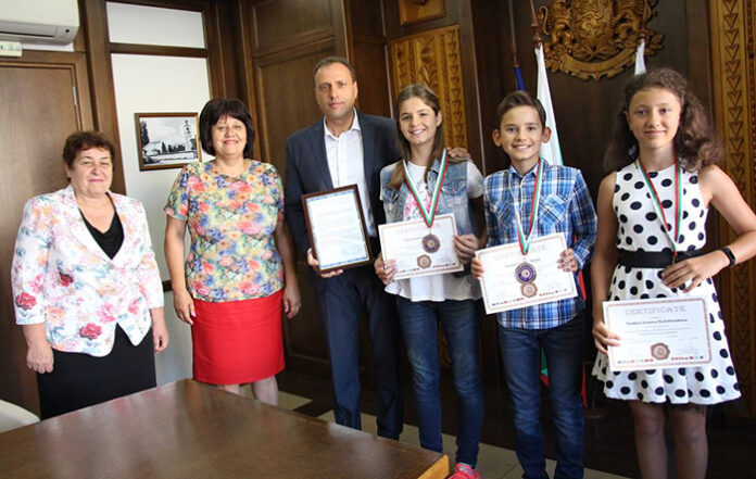 Кметът на Банско посрещна малки математици, призьори от международно състезание