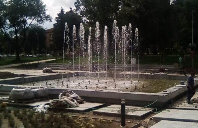 Направиха проба на новия фонтан, който се изгражда пред Галерията в Кюстендил