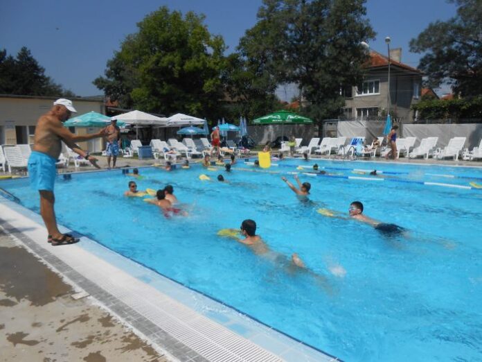 Курсът по плуване на ОДК стартира с 90 деца