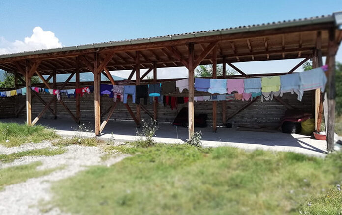 Цигански катун окупира крайпътната зеленчукова борса в Садово