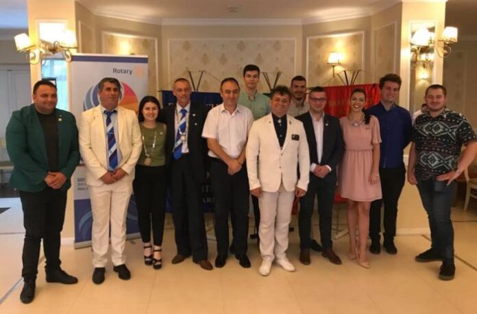 Представители на Ротаракт клуб Дупница, със зареждаща среща за новата ротарианска година