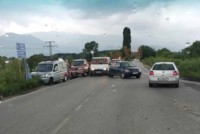 Тойота и пикап се удариха на разклона за Огняново, няма пострадали