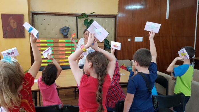 Деца изработиха пъстри портмонета от хартия в библиотеката