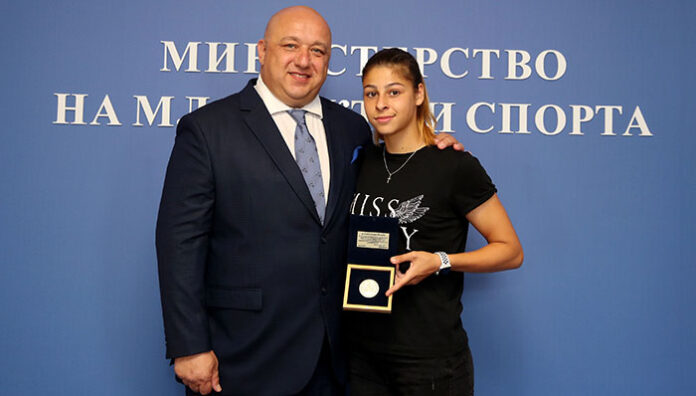 Министър Кралев връчи почетен плакет на световната шампионка Александра Начева