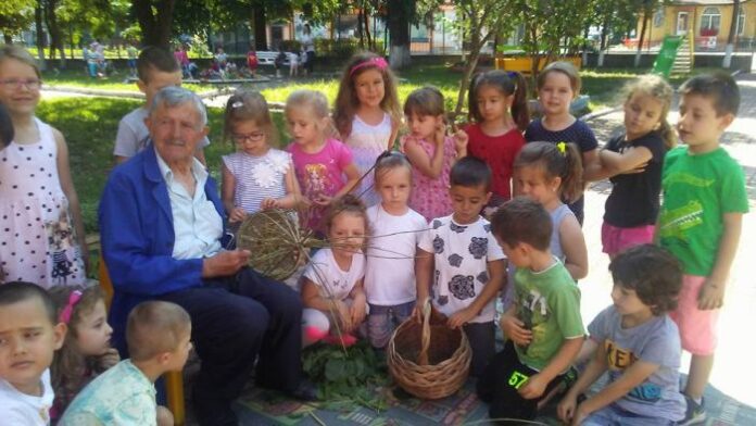 Малчугани от ДГ "Слънце" - Кюстендил, се запознаха с тънкостите на занаята кошничарство