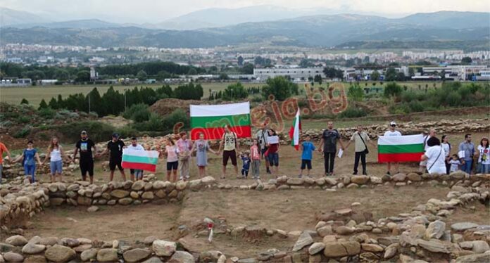 Благоевградчани на пореден протест в защита на Скаптопара: Асфалтът не е по-важен от историята! (СНИМКИ)