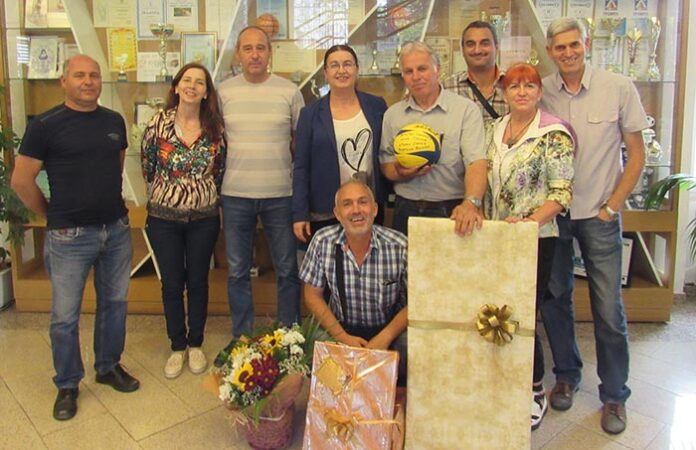 Учителите от НПГ в Гоце Делчев изпратиха любим колега в пенсия