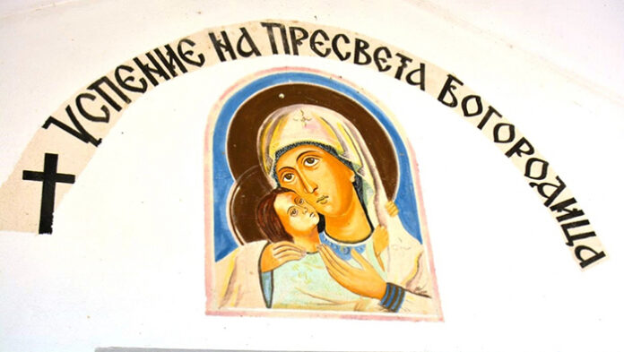Художник от Черниче спаси стенописите в параклиса в Брежани
