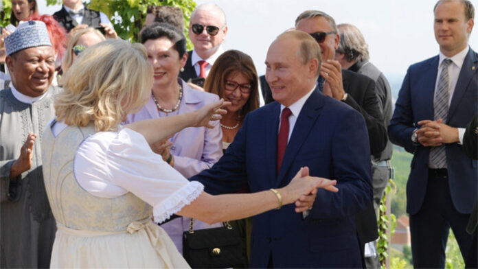 Путин танцува на сватба в Австрия